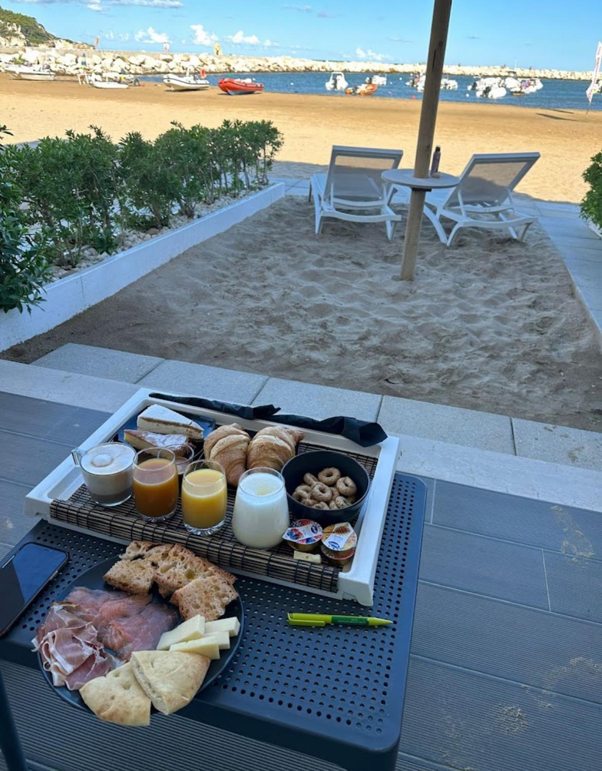 Marina Bay Beach Hotel Пескічі Екстер'єр фото